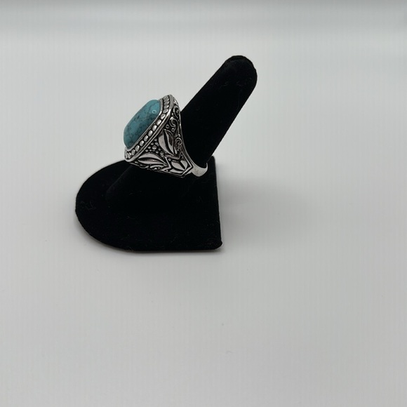 Beautiful Silver with Turquoise colored stone. - Picture 2 of 4